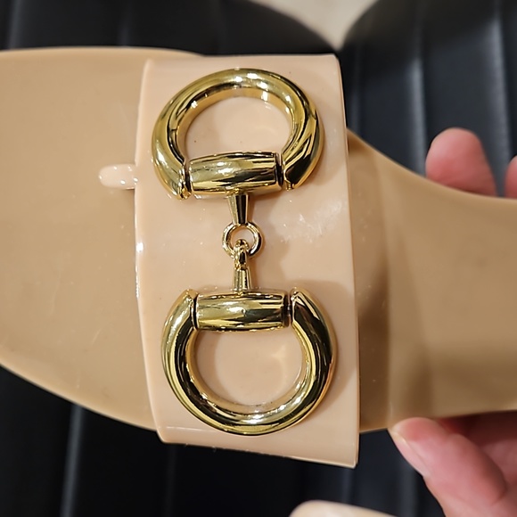 Jeffrey Campbell sleek and shiny sandal. - Picture 4 of 6